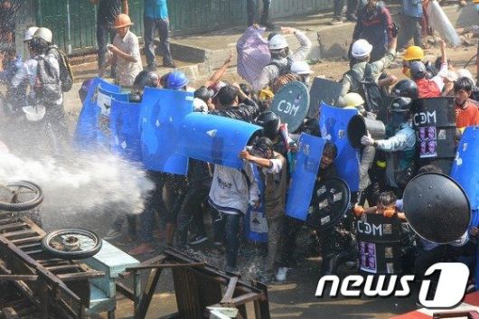 2일(현지시간) 미얀마 케일에서 군부 쿠데타 규탄 시위대가 방패로 진압 경찰의 물 대포를 막고 있다. /사진=뉴스1