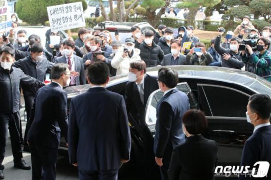 (대구=뉴스1) 공정식 기자 = 윤석열 검찰총장이 3일 오후 대구고등검찰청에 도착해 관용차에서 내리는 순간 지지자 등이 한꺼번에 몰려 출입구 주변에 혼잡이 빚어지고 있다. 2021.3.3/뉴스1