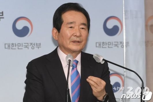 (서울=뉴스1) 송원영 기자 = 정세균 국무총리가 4일 오후 서울 종로구 정부서울청사 합동브리핑실에서 한국토지주택공사(LH) 직원들의 광명·시흥 등 3기 신도시 투기 의혹과 관련 정부합동조사단 발족과 전수조사 계획 등 주요 정책현안 브리핑을 하고 있다. 2021.3.4/뉴스1