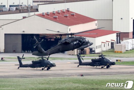 (평택=뉴스1) 조태형 기자 = 한미 연합훈련의 사전 연습 성격인 위기관리참모훈련이 시작된 2020년 8월 11일 오후 경기도 평택 캠프 험프리스에 헬기들이 계류돼 있다.