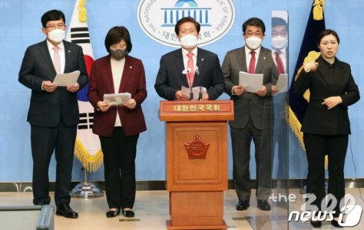 (서울=뉴스1) 박세연 기자 = 송석준 국민의힘 부동산특위 위원장과 의원들이 8일 오전 서울 여의도 국회 소통관에서 LH임직원 부동산 투기 의혹 관련 기자회견을 하고 있다. 2021.3.8/뉴스1