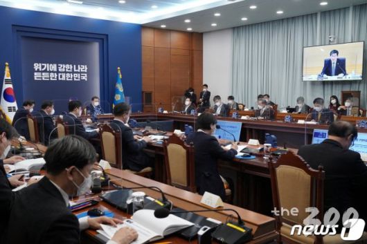 (서울=뉴스1) 이광호 기자 = 문재인 대통령이 8일 오후 청와대 여민관에서 열린 법무부ㆍ행정안전부 업무보고에 참석해 화상으로 전해철 행안부장관의 보고를 받고 있다. 2021.3.8/뉴스1