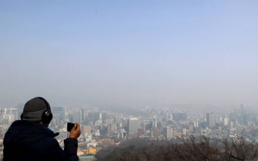 초미세먼지 농도가 '매우 나쁨' 수준을 보인 11일 용산구 N서울타워에서 바라본 도심이 뿌옇게 보이고 있다. /사진=이기범 기자 leekb@