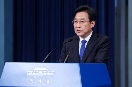 [서울=뉴시스]추상철 기자 = 강민석 청와대 대변인이 15일 오후 청와대 춘추관 브리핑룸에서 문재인 대통령의 백신 접종과 관련한 브리핑을 하고 있다. 이날 강 대변인은