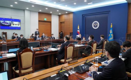 [서울=뉴시스]추상철 기자 = 문재인 대통령이 16일 오전 청와대 여민관에서 열린 국무회의에 참석해 발언하고 있다. 2021.03.16. scchoo@newsis.com