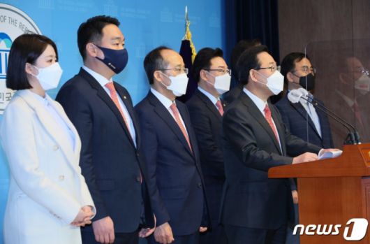 (서울=뉴스1) 신웅수 기자 = 주호영 국민의힘 원내대표가 16일 서울 여의도 국회 소통관에서 LH 부동산 투기 사태와 관련해 특검 및 국정조사, 국회의원과 청와대 등 전수조사를 요구하고 있다. 2021.3.16/뉴스1