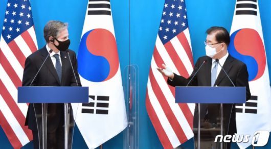 (서울=뉴스1) 사진공동취재단 = 정의용 외교부 장관과 토니 블링컨 미국 국무장관이 18일 서울 종로구 외교부 청사에서 한·미 외교·국방 장관 공동기자회견에서 마주보고 있다. 2021.3.18/뉴스1