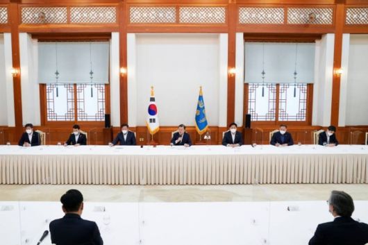 [서울=뉴시스]박영태 기자 = 문재인 대통령이 10일 청와대에서 열린 더불어민주당 원내대표단 초청 간담회에 참석해 발언하고 있다. 2021.03.10. since1999@newsis.com