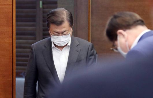 [서울=뉴시스]박영태 기자 = 문재인 대통령이 22일 오후 청와대 여민관 영상회의실에서 열린 수석 보좌관회의에 참석하고 있다. 2021.03.22. since1999@newsis.com