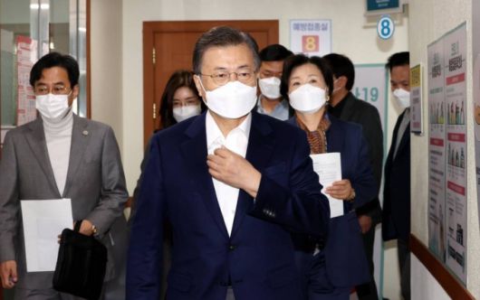 [서울=뉴시스]박영태 기자 = 문재인 대통령과 부인 김정숙 여사가 23일 오전 아스트라제네카(AZ)사의 코로나19 백신 접종을 하기 위해 서울 종로구보건소에 도착해 예진을 받기 위해 진료실로 들어서고 있다. 2021.03.23. since1999@newsis.com