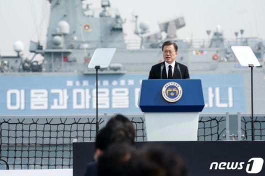 (서울=뉴스1) 유승관 기자 = 문재인 대통령이 26일 오후 경기 평택 해군2함대 사령부 천자봉함·노적봉함에서 열린 제6회 서해수호의날 기념식에서 기념사를 하고 있다. 2021.3.26/뉴스1