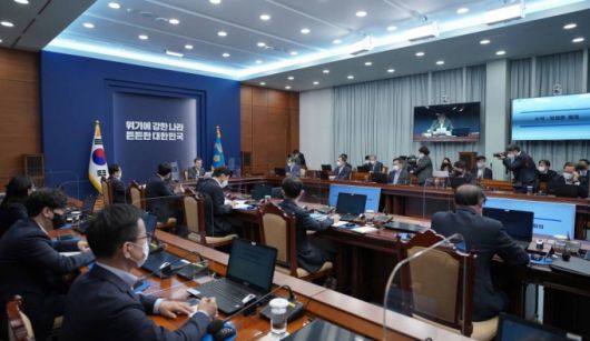 [서울=뉴시스]박영태 기자 = 문재인 대통령이 22일 오후 청와대 여민관에서 열린 수석·보좌관회의를 주재하고 있다. 2021.03.22. since1999@newsis.com