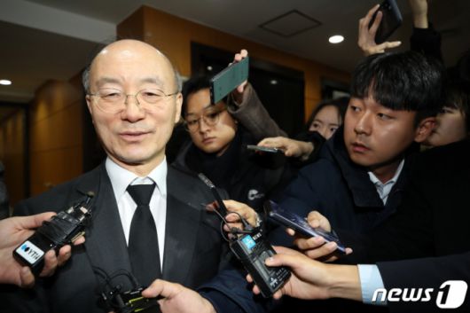 (서울=뉴스1) 이동해 기자 = 김조원 청와대 민정수석이 3일 오전 서울 서초구 서울성모장례식장에 마련된 전 청와대 민정비서관실 특별감찰반 A수사관의 조문을 마친 후 빈소를 나서고 있다. 2019.12.3/뉴스1