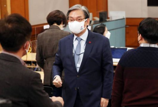 [서울=뉴시스]박영태 기자 = 노영민 비서실장이 31일 오후 청와대 춘추관 대브리핑 룸에서 이임사를 한 후 취재진과 인사를 나누고 있다. 2020.12.31. since1999@newsis.com