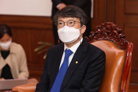 [서울=뉴시스]전진환 기자 = 비례대표 국회의원직을 승계받은 열린민주당 김의겸 의원이 26일 서울 여의도 국회에서 박병석 국회의장을 예방해 환담을 나누고 있다. (공동취재사진) 2021.03.26. photo@newsis.com