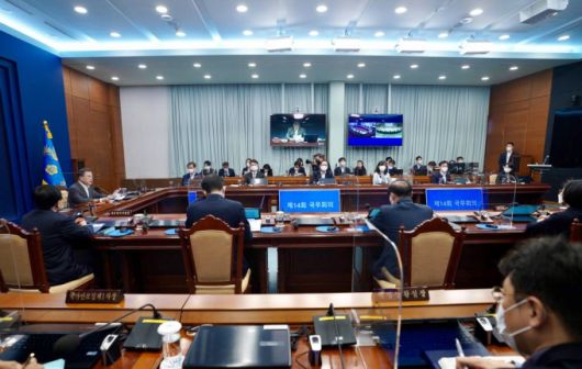 [서울=뉴시스]추상철 기자 =문재인 대통령이 30일 오전 청와대 여민관에서 열린 제14회 국무회의를 주재하고 있다. 2021.03.30. scchoo@newsis.com