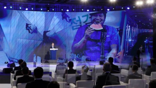 [서울=뉴시스]추상철 기자 = 문재인 대통령이 31일 오전 서울 중구 대한상공회의소에서 열린 제48회 상공의 날 기념식에 참석해 축사를 하고 있다. 2021.03.31. scchoo@newsis.com