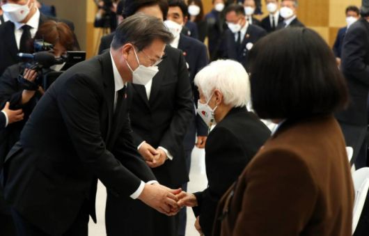 [제주=뉴시스]추상철 기자 = 문재인 대통령이 3일 오전 제주 4·3 평화교육센터에서 열린 제73주년 제주 4·3 희생자 추념식을 마친후 4·3 사건 당시 부모와 오빠를 잃은 손민규 어르신을 위로하고 있다. 2021.04.03. scchoo@newsis.com