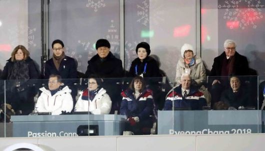 = 9일 강원도 평창올림픽스타디움에서 열린 평창동계올림픽 개막식에 문재인 대통령과 김정숙 여사, 마이크 펜스 미국 부통령 내외와 토마스 바흐 IOC 위원장 등이 참석했다.   문 대통령의 뒤로 북한 김영남 최고인민회의 상임위원장과 김여정 노동당 중앙위원회 제1부부장의 모습도 보인다.   3만5000여명의 관람객과 전 세계 시청자 25억여명의 시선을 사로잡을 평창동계올림픽 개막식은 '행동하는 평화(Peace in motion)'를 주제로 2시간 동안 진행된다. 2018.2.9/뉴스1