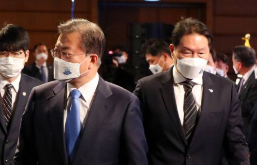 [서울=뉴시스]추상철 기자 = 문재인 대통령과 최태원 대한상공회의소 회장이 31일 오전 서울 중구 대한상공회의소에서 열린 제48회 상공의 날 기념식을 마친후 이동하고 있다. 2021.03.31. scchoo@newsis.com