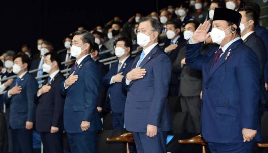 [사천=뉴시스]박영태 기자 = 문재인 대통령이 9일 경남 사천시 한국항공우주산업(KAI) 고정익동에서 열린 한국형전투기(KF-X) 시제기 출고식에 참석해 국민의례를 하고 있다. 2021.04.09. since1999@newsis.com