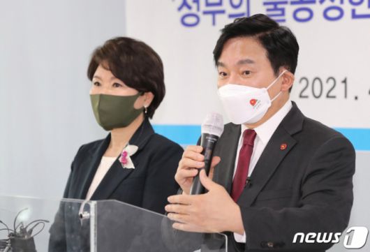 원희룡 제주특별자치도지사(오른쪽)와 조은희 서초구청장이 5일 오후 서울 여의도 국민의힘 중앙당사에서 '정부의 불공정 공시가격 정상화'를 위한 공동 기자회견을 하고 있다. /사진=뉴스1.