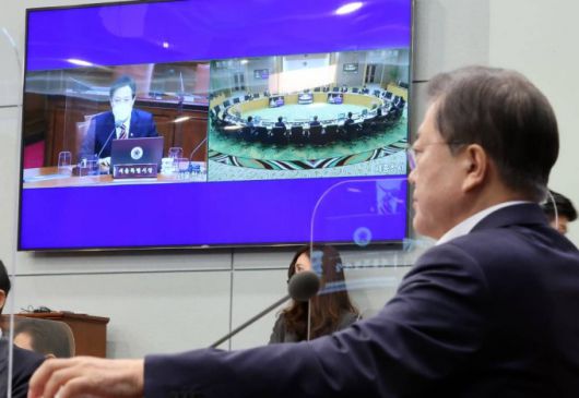 [서울=뉴시스]추상철 기자 = 문재인 대통령이 13일 오전 청와대에서 열린 제16회 국무회의에 참석해 화상으로 연결된 오세훈 서울시장과 인사를 하고 있다. 2021.04.13. scchoo@newsis.com