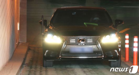 일본이 후쿠시마 원전 사고로 발생한 방사성 물질 오염수를 바다에 배출하기로 결정한 지난 13일 오후 서울 종로구 도렴동 외교부 청사로 초치된 아이보시 고이치(相星孝一) 주한 일본대사가 탄 차량이 지하주차장을 빠져나가고 있다. /사진=뉴스1