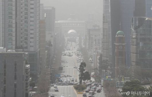 전국 미세먼지 농도가 매우 나쁨 수준을 보이는 지난달 29일 서울 서초구 누에다리에서 바라본 서울 도심이 뿌옇게 보이고 있다. /사진=김휘선 기자 hwijpg@