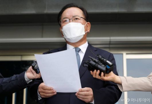 김부겸 국무총리 후보자가 16일 오후 서울 종로구 금융감독원 연수원에 마련된 임시 사무실에서 입장을 밝히며 취재진과 질의응답을 하고 있다. /사진=김휘선 기자 hwijpg@