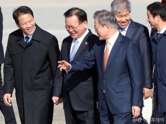 문재인 대통령이 한·아세안(ASEAN) 정상회의와 아시아·태평양경제협력체(APEC) 정상회의 참석을 위해 13일 오전 경기도 성남 서울공항을 통해 출국하며 환송나온 임종석 비서실장, 김부겸 행정안전부 장관과 이야기하고 있다. /사진=이기범 기자 leekb@