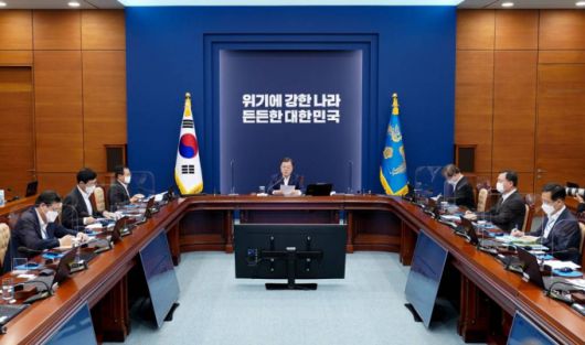 [서울=뉴시스]박영태 기자 = 문재인 대통령이 19일 오후 청와대 여민관에서 열린 수석·보좌관회의를 주재하고 있다. 2021.04.19. since1999@newsis.com