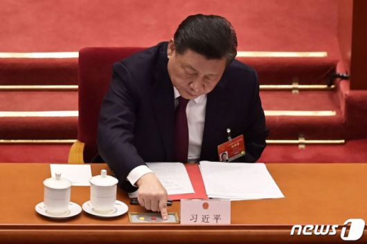 시진핑 중국 국가주석이 11일 (현지시간) 베이징 인민대회당에서 열린 전국인민대표대회(전인대)서 홍콩 선거제 개편안에 찬성 버튼을 누르고 있다. 2021.03.12./사진=(베이징 AFP=뉴스1)