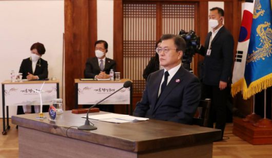 [서울=뉴시스]박영태 기자 = 문재인 대통령이 22일 청와대 상춘재에서 화상으로 열린 기후정상회의에 참석해 있다. 2021.04.22. since1999@newsis.com