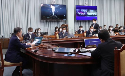 [서울=뉴시스]추상철 기자 = 문재인 대통령이 27일 오전 청와대에서 열린 국무회의를 주재하고 있다. 2021.04.27. scchoo@newsis.com