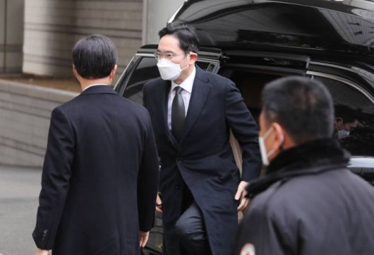 [서울=뉴시스]고승민 기자 = 국정농단 혐의로 재판을 받고 있는 이재용 삼성전자 부회장이 18일 서울고등법원에서 열린 파기환송심 선고 공판에 출석하고 있다. 2021.01.18. kkssmm99@newsis.com