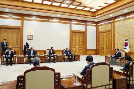 [서울=뉴시스]추상철 기자 = 문재인 대통령이 27일 오후 청와대 본관 접견실에서 스탠리 어크 노바백스 최고경영자(CEO)를 접견하고 있다. 2021.04.27. scchoo@newsis.com