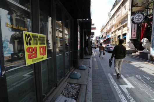 [서울=뉴시스] 고범준 기자 = 사회적 거리두기 수도권 2단계, 비수도권 1.5단계가 3주 연장된 13일 오후 서울 용산구 이태원 한 점포에 임대관련 안내문이 붙어 있다. 이날 용산구는 이태원관광특구연합회 주최로 '이태원 상권 살리기 결의대회'를 가졌다. 2021.04.13. bjko@newsis.com