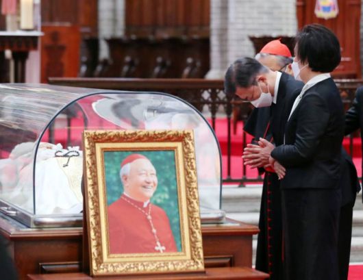 [서울=뉴시스]추상철 기자 = 문재인 대통령과 김정숙 여사가 29일 서울 중구 명동성당에 마련된 고 정진석 추기경의 빈소를 찾아 조문하고 있다. 2021.04.29. scchoo@newsis.com