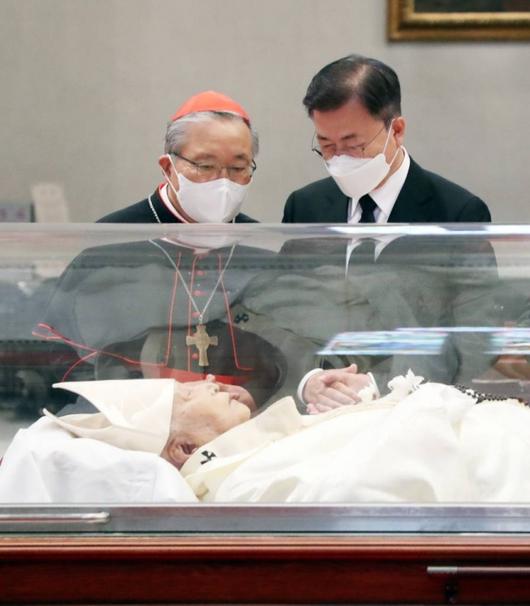 [서울=뉴시스]추상철 기자 = 문재인 대통령이 29일 서울 중구 명동성당에 마련된 고 정진석 추기경의 빈소를 찾아 조문하고 있다. 2021.04.29. scchoo@newsis.com