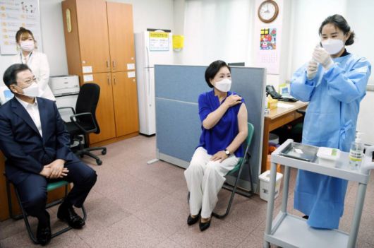 [서울=뉴시스]박영태 기자 = 문재인 대통령이 30일 오전 서울 종로구 종로보건소에서 코로나19 백신 2차 예방 접종 후 김정숙 여사의 접종을 바라보고 있다. 2021.04.30. since1999@newsis.com