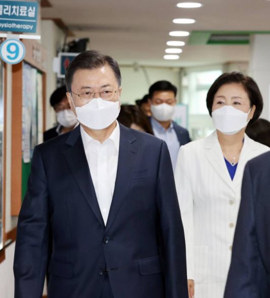 [서울=뉴시스]박영태 기자 = 문재인 대통령과 김정숙 여사가 30일 오전 서울 종로구 종로보건소에서 코로나19 백신 2차 예방 접종을 위해 도착하고 있다. 2021.04.30. since1999@newsis.com