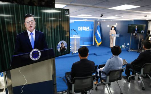 [서울=뉴시스]국회사진기자단 = 문재인 대통령이 2일 오후 서울 여의도 중앙당사에서 열린 임시전국대의원대회에서 영상으로 인사말을 하고 있다. 2021.05.02. photo@newsis.com