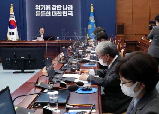 [서울=뉴시스]박영태 기자 = 문재인 대통령이 3일 오후 청와대에서 열린 제2차 코로나19 대응 특별방역 점검회의에 참석해 발언하고 있다. 오른쪽은 기모란 방역기획관. 2021.05.03. since1999@newsis.com