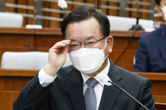 김부겸 국무총리 후보자가 6일 서울 여의도 국회에서 열린 인사청문회에서 안경을 고쳐 쓰고 있다. / 사진제공=뉴시스