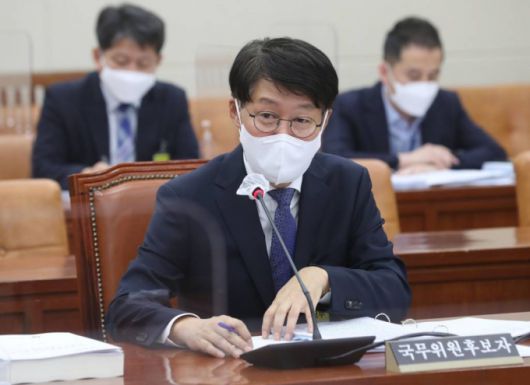 [서울=뉴시스]김진아 기자 = 안경덕 고용노동부 장관 후보자가 4일 오전 서울 여의도 국회 환경노동위원회 전체회의에서 열린 인사청문회에 출석해 의원들의 질의에 답변하고 있다. (공동취재사진) 2021.05.04. photo@newsis.com