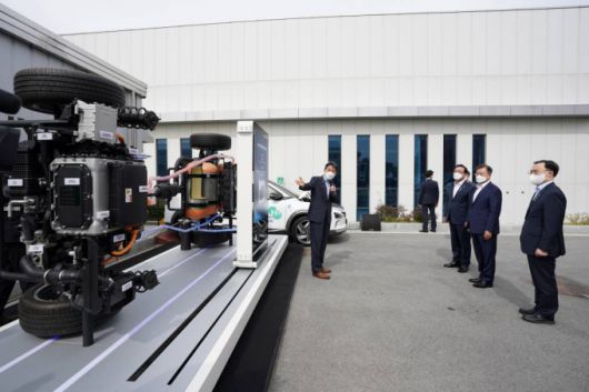 [울산=뉴시스]박영태 기자 = 문재인 대통령이 6일 오후 울산 남구 수소연료전지 실증화센터를 찾아 수소차 연료전지발전시스템을 시찰하며 현대차 수소 연료전지(넥쏘 기술기반)를 병렬 연결해 구축한 발전시스템에 대해 설명을 듣고 있다. 2021.05.06. since1999@newsis.com