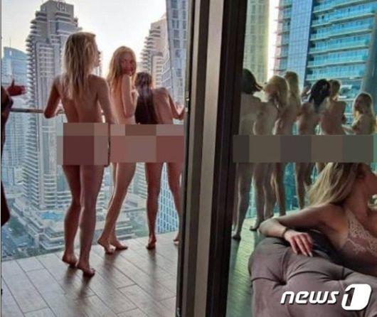 지난달 초 두바이 마리나 지구 발코니에서 촬영을 하고 있는 모델들의 뒷모습. /사진=뉴스1