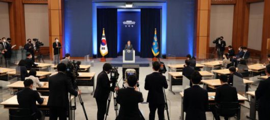 [서울=뉴시스]추상철 기자 = 문재인 대통령이 10일 오전 청와대 춘추관 대브리핑룸에서 취임4주년 특별연설을 마친 후 취재진의 질문에 답변하고 있다. 2021.05.10. scchoo@newsis.com