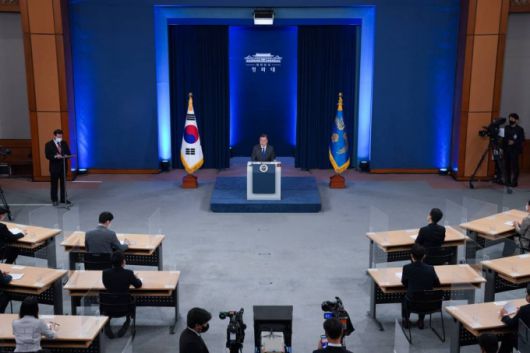 [서울=뉴시스]추상철 기자 = 문재인 대통령이 10일 오전 청와대 춘추관 대브리핑룸에서 취임4주년 특별연설을 마친 후 취재진의 질문에 답변하고 있다. 2021.05.10. scchoo@newsis.com